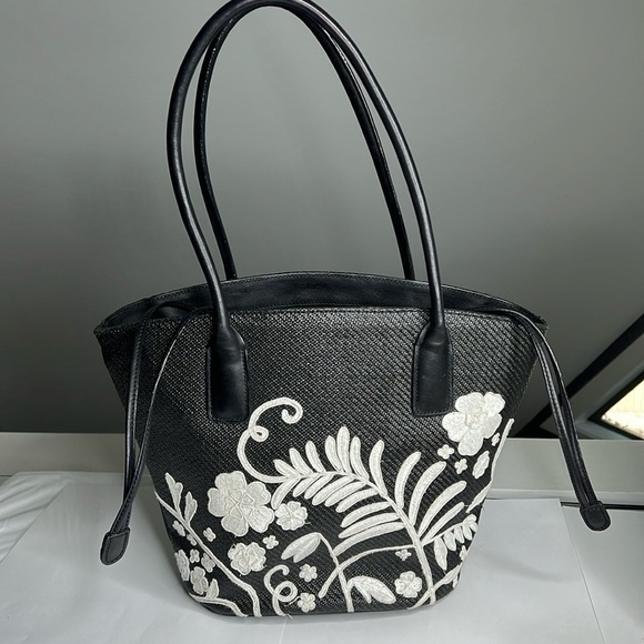 Cole Haan Shoulder Cinch Straw Linen Bucket Bag in Black White - Picture 2 of 10